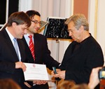 Übergabe der Ehrenmedaile v.L.n.R. Botschafter CR, SE Dr.R.Jindrak, Attache Mgr.M.Buchacek, PBF-Ltr. D.R.Parisek 17.12.09 Berliner Rathaus